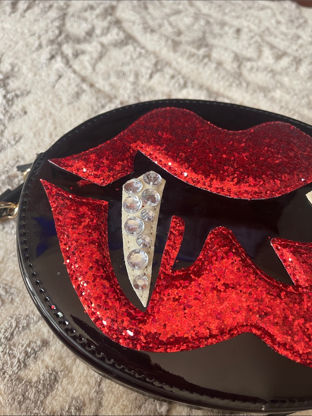 ❤️‍🔥NWOT-BETSEY JOHNSON Black & Red Lips w Vampire Fangs Crossbody Purse - Picture 3 of 9